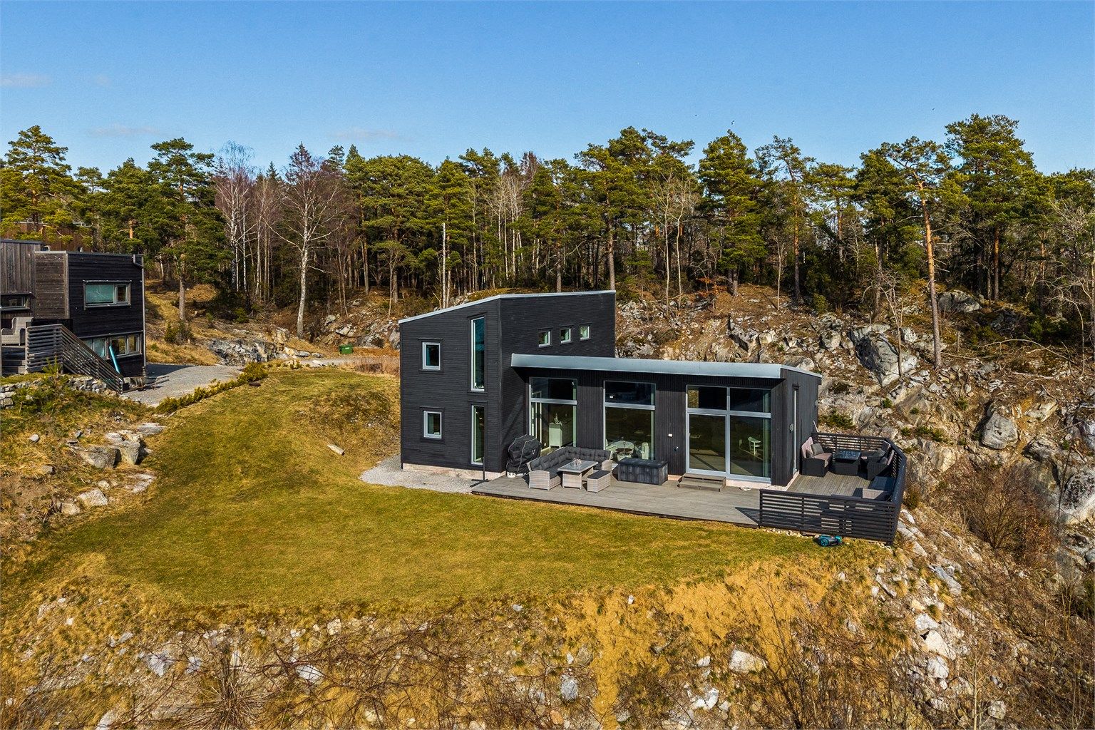 Hytta er tegnet av selger. Det har vært viktig å skape rom for at flere familier kunne samles, samtidig som det ikke skulle være for prangende.