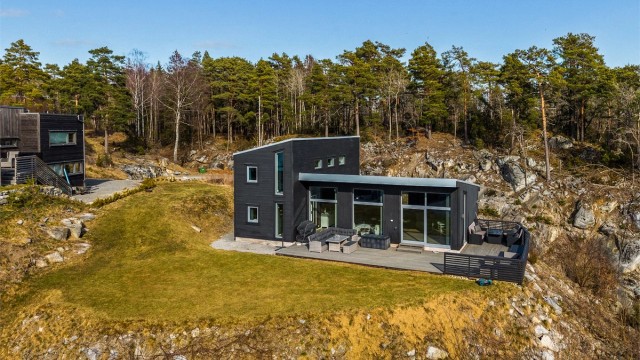 Hytta er tegnet av selger. Det har vært viktig å skape rom for at flere familier kunne samles, samtidig som det ikke skulle være for prangende.