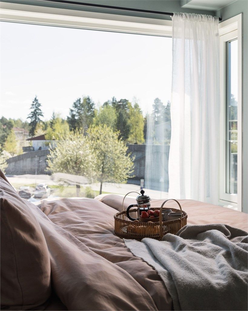 Hjørnevinduet slipper inn dagslys fra to sider, akkurat som i stuen. Det gir rommet en behagelig og innbydende følelse – perfekt for avslapning og ro!