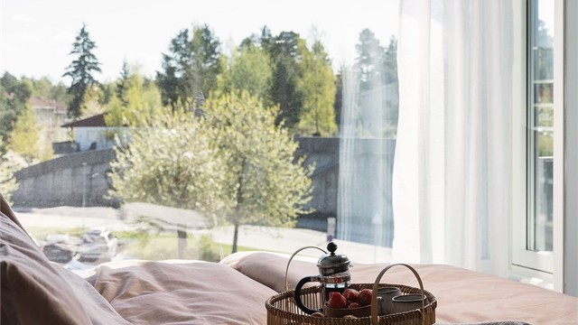 Hjørnevinduet slipper inn dagslys fra to sider, akkurat som i stuen. Det gir rommet en behagelig og innbydende følelse – perfekt for avslapning og ro!