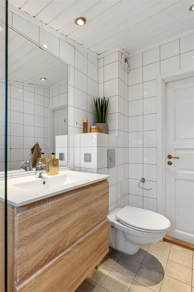 Flislagt baderom modernisert med flis på flis, nye varmekabler og ny baderomsinnredning fra 2022