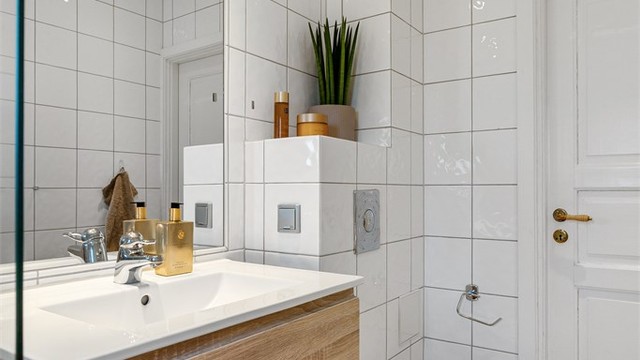 Flislagt baderom modernisert med flis på flis, nye varmekabler og ny baderomsinnredning fra 2022