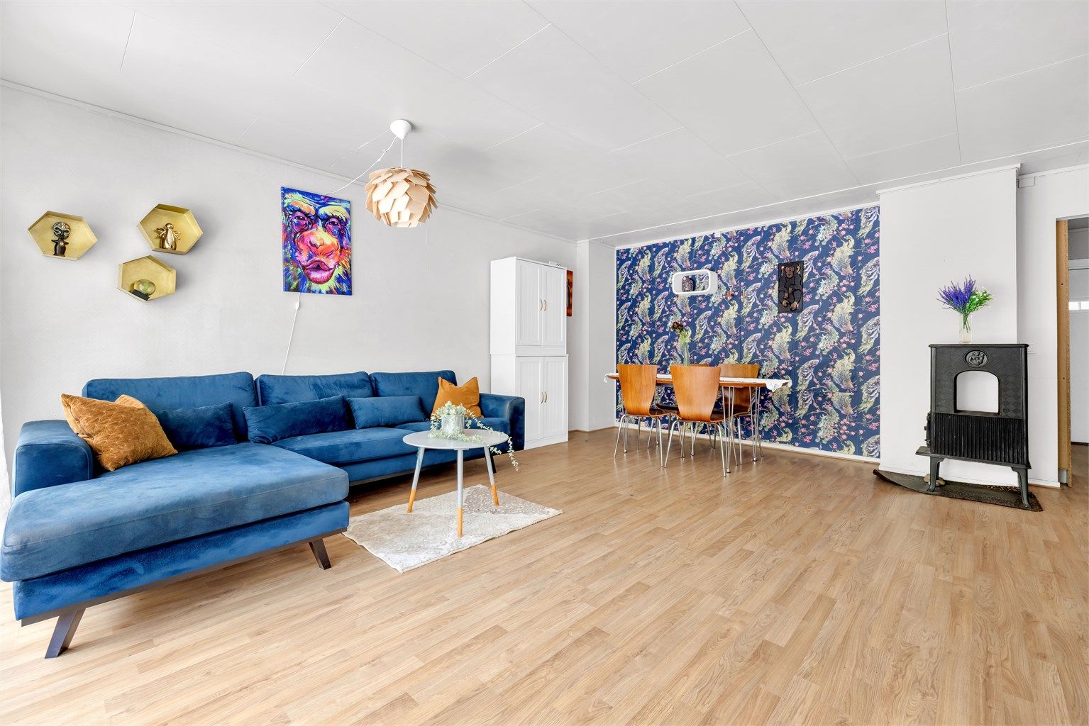 Boligen har en stue med mange spennende muligheter. Det er lagt laminat på gulvet og malte/tapetserte vegger. 