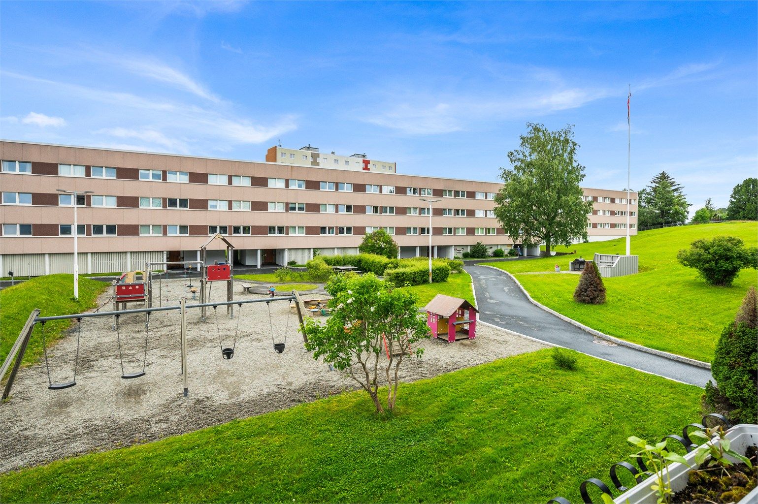 Grønne og barnevennlige fellesarealer med lekeplass og store plenarealer.