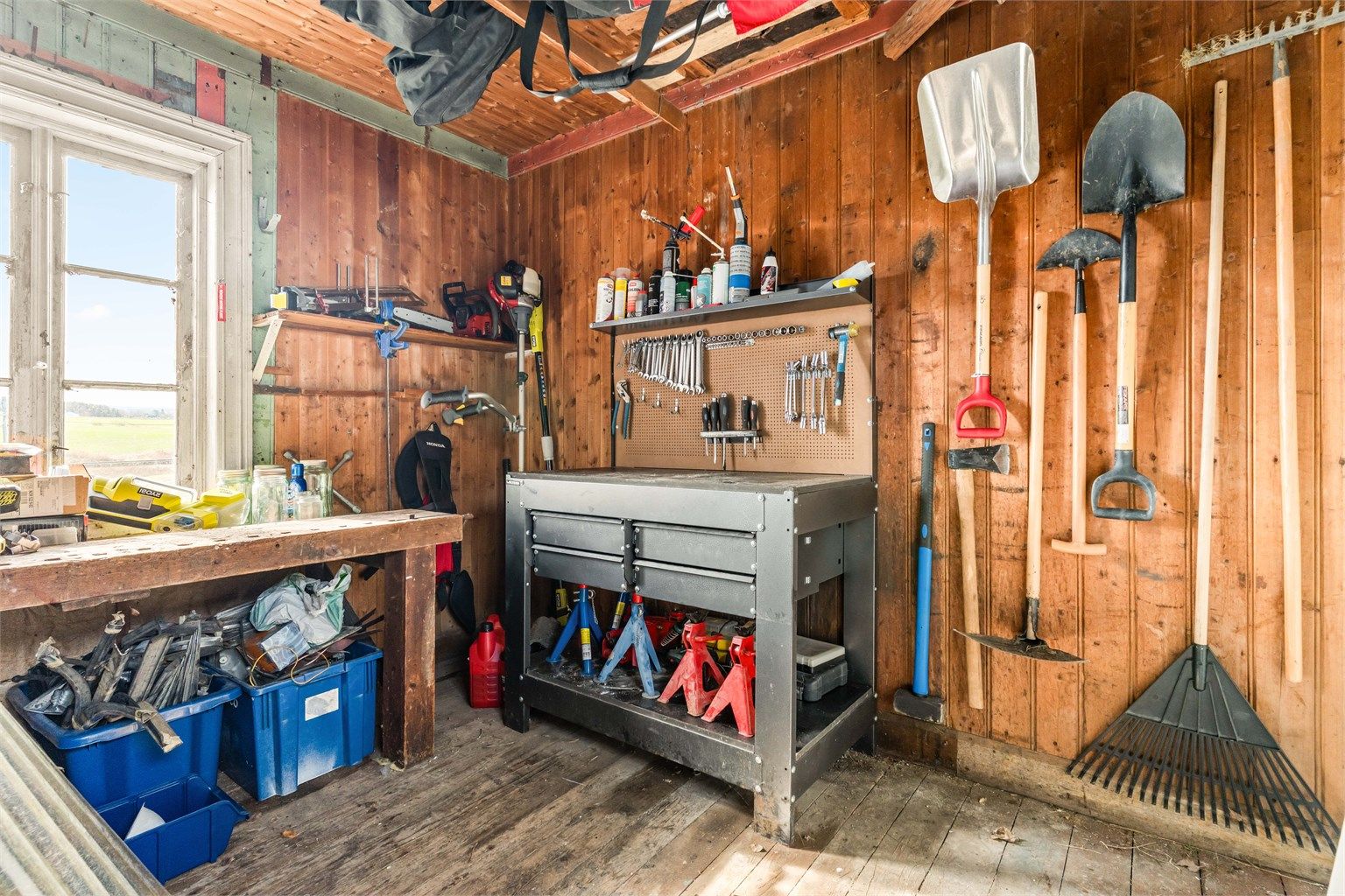 Praktisk verksted-/bodrom med god plass til oppbevaring, verktøy og utstyr. Foto: Anders Botnmark 