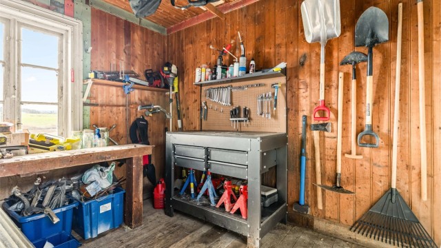 Praktisk verksted-/bodrom med god plass til oppbevaring, verktøy og utstyr. Foto: Anders Botnmark