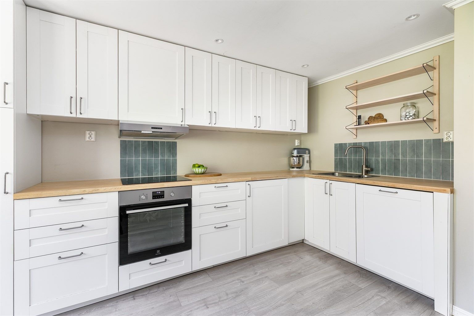 Kjøkkeninnredningen er velholdt og har samtlige hvitevarer integrert. Tidsaktuelle fliser er nylig montert over benkene.