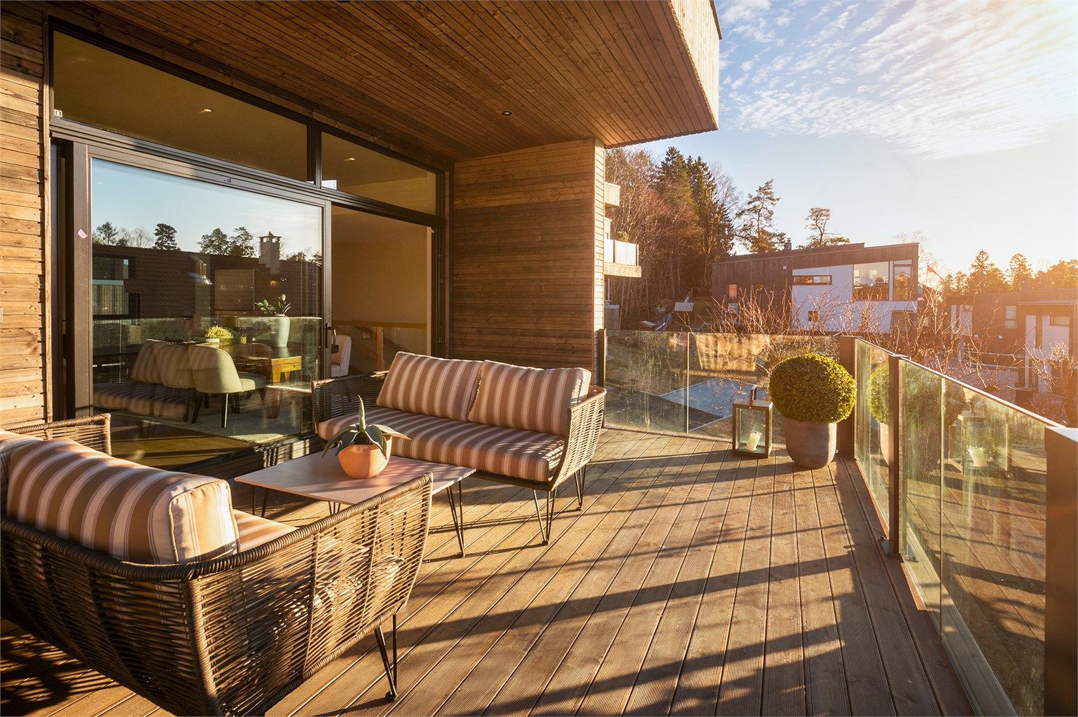 En herlig forlengelse av stuen gjennom sommerhalvåret. (Ai generert bilde, kun illustrasjon)