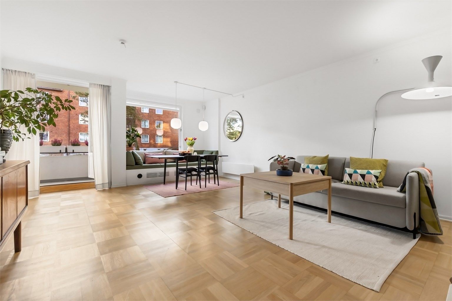 Lys og hyggelig stue med gode møbleringsmuligheter