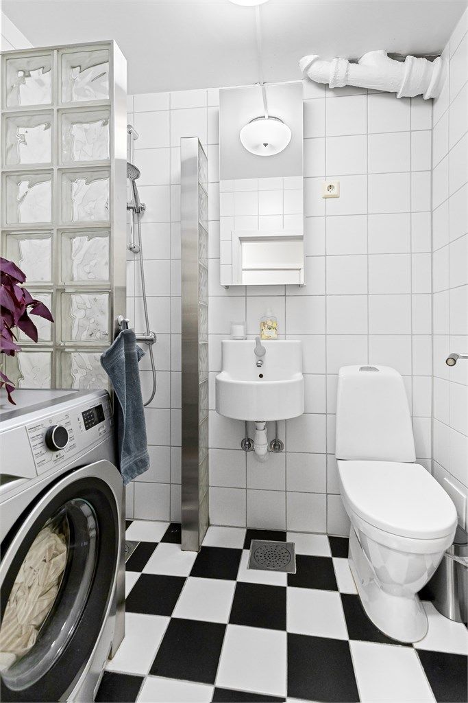 Flislagt bad med gulvvarme og opplegg for vaskemaskin.