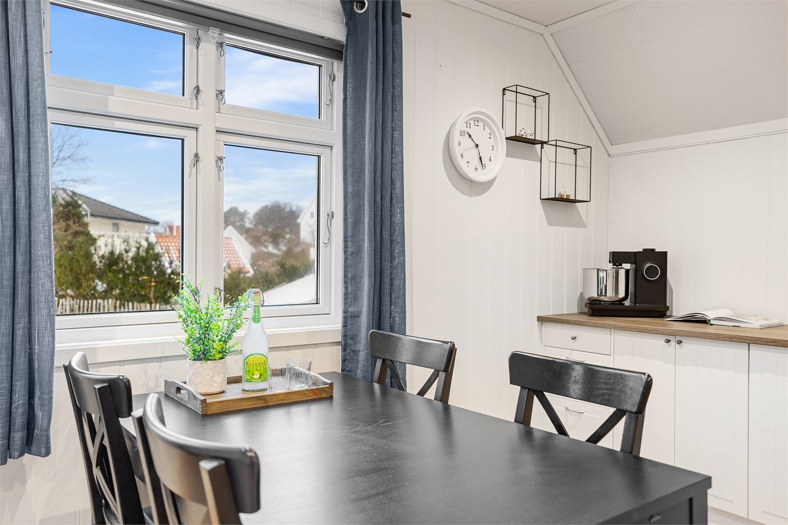 Trivelig spiseomeråde på kjøkkenet. 