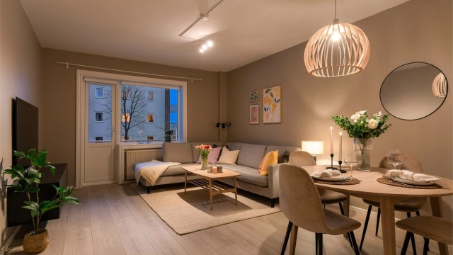 I stuen er det installert en moderne Philips Hue taklampe for smart belysning.