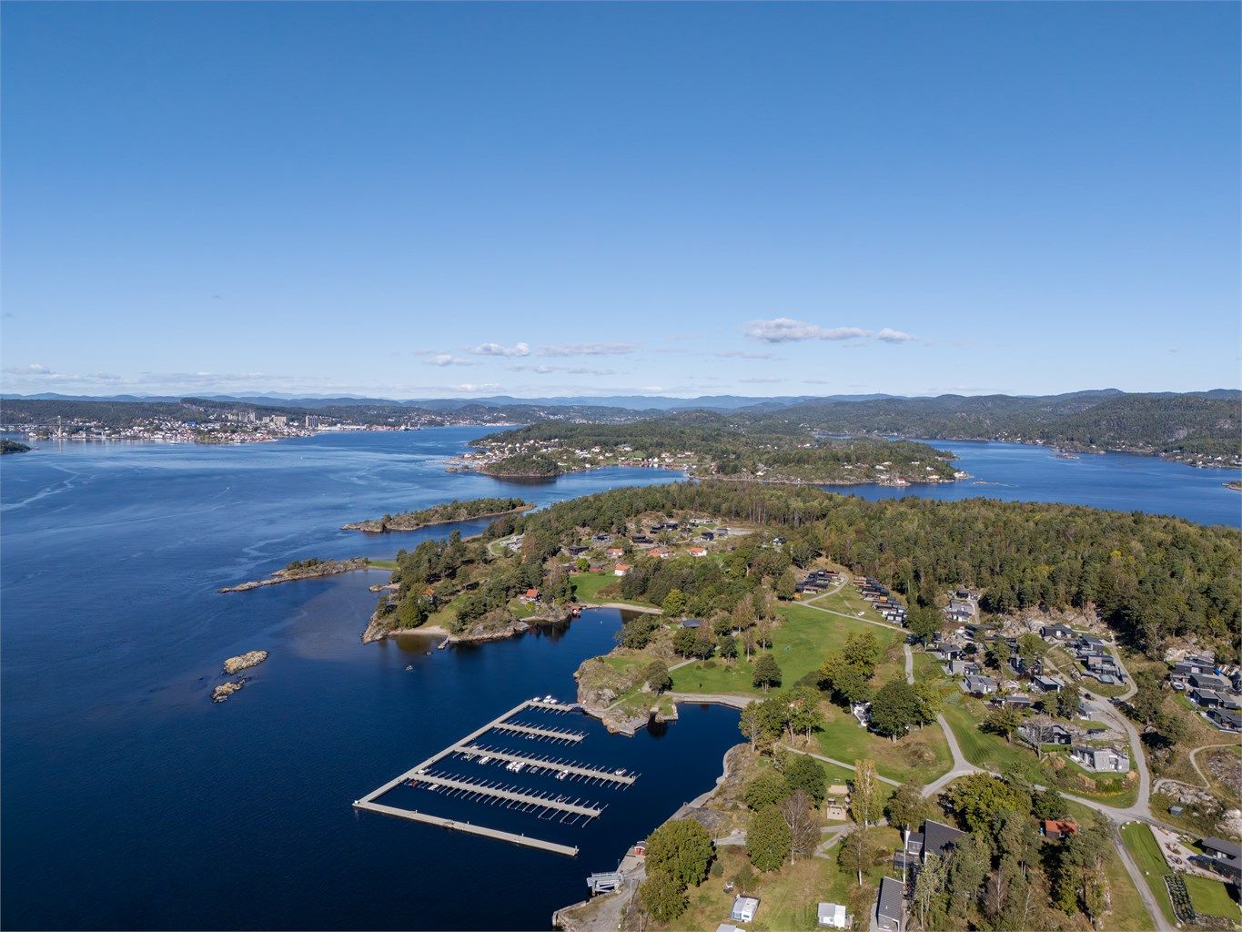 Bjørkøya ligger sentralt i Langesundsfjorden, mellom Brevik og Langesund.