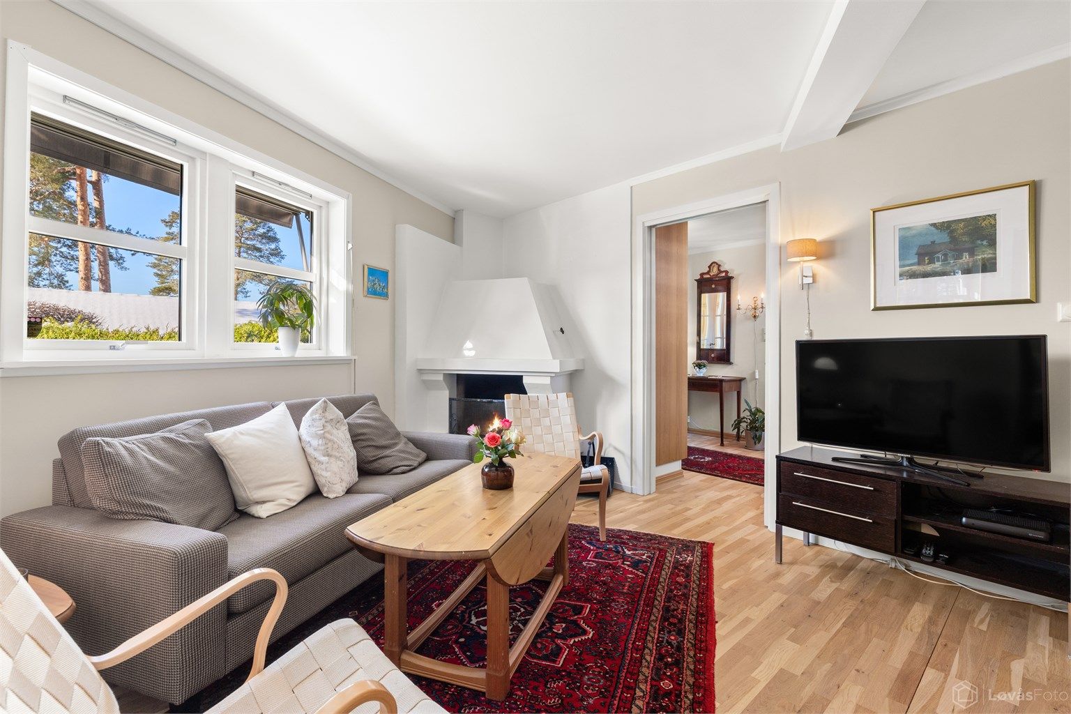 Også tv-stuen har en åpen peis som skaper en hyggelig atmosfære