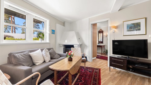 Også tv-stuen har en åpen peis som skaper en hyggelig atmosfære