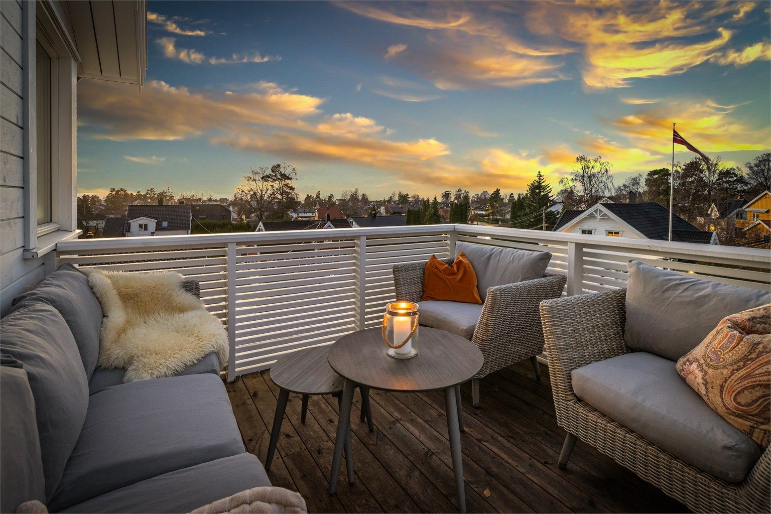 Solrike uteplasser med bl.a. veranda i 2. etasje med utsikt og sol til sen kveld