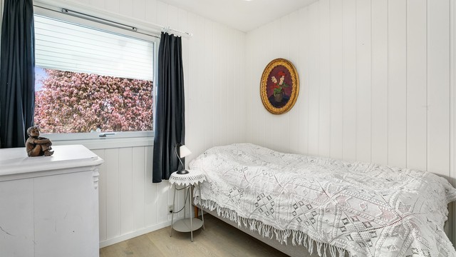 Med ca. 7,5 kvm. gulvflate er soverommet ved entreen velfungerende som barne-/gjesterom.