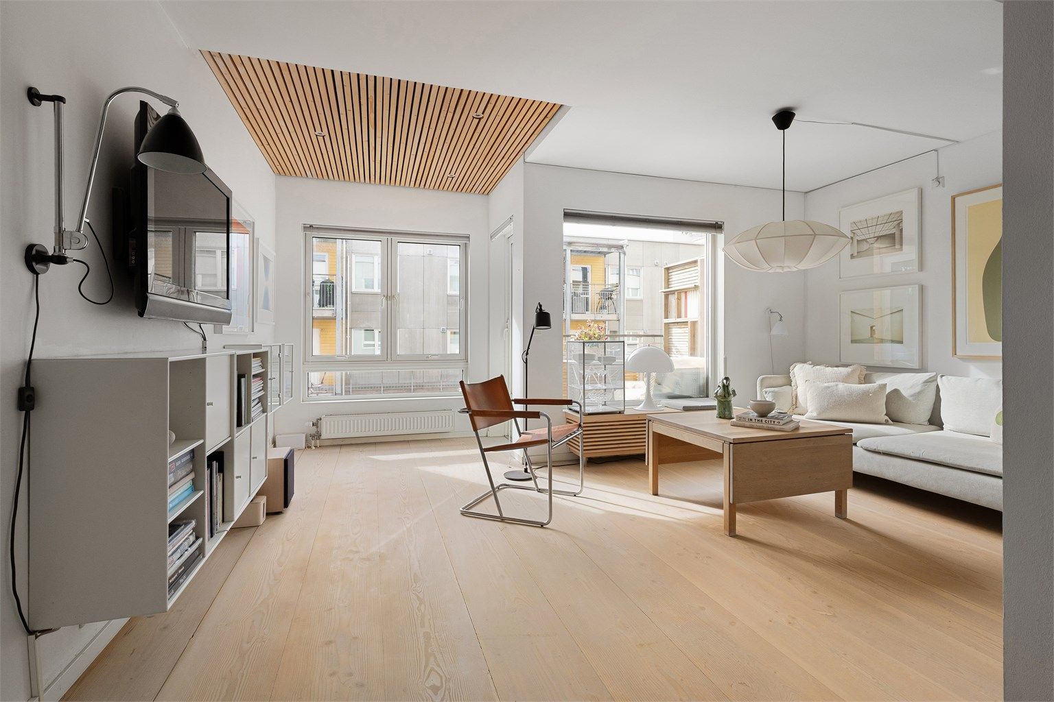 God takhøyde og spiler med downlights i deler av himlingen gir "townhouse"-følelsen