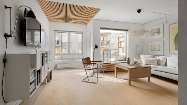 God takhøyde og spiler med downlights i deler av himlingen gir "townhouse"-følelsen