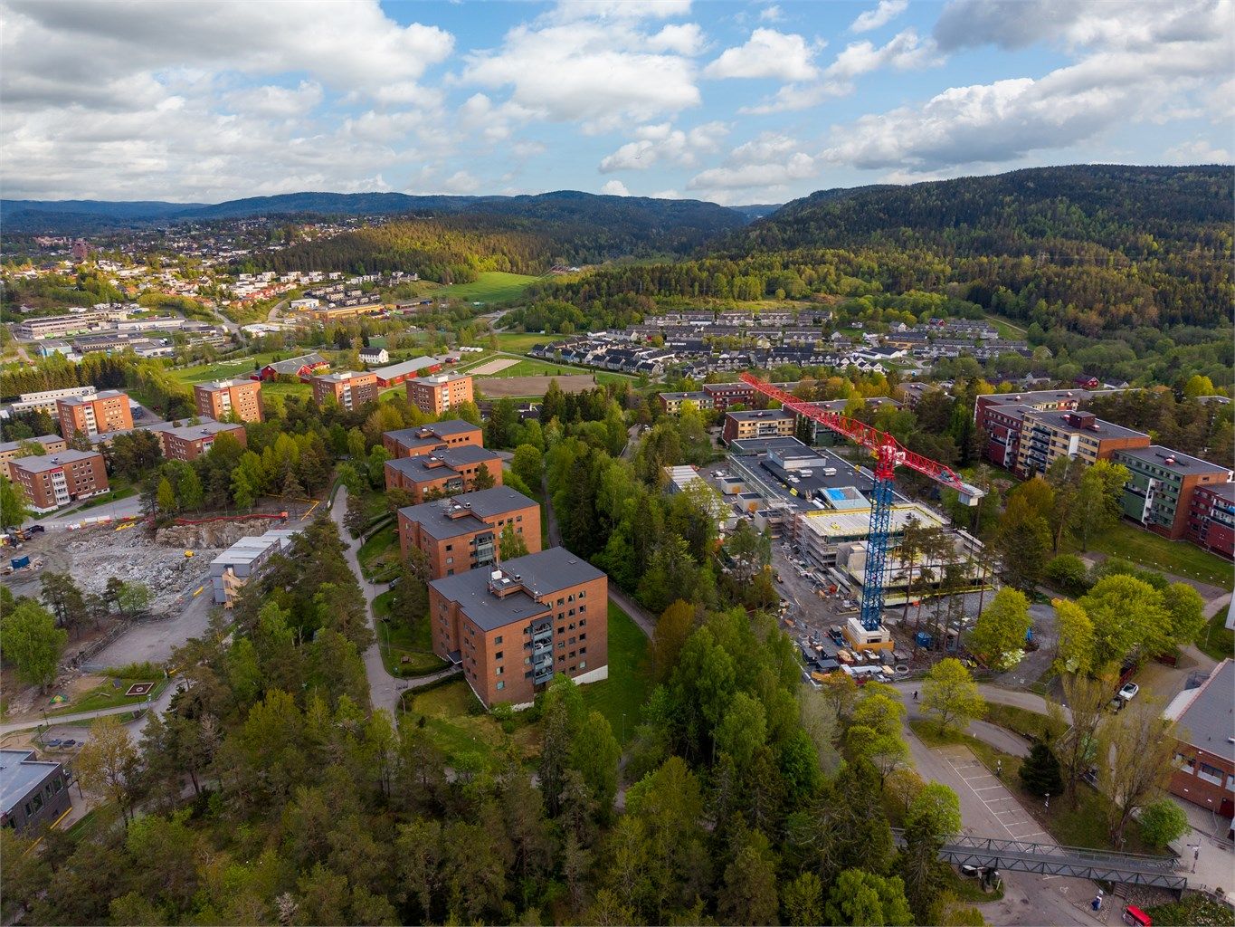 I tillegg til helt ny barneskole er Ellingsrud ungdomsskole under rehabilitering for å bli en moderne og attraktiv møteplass for hele nærmiljøet.