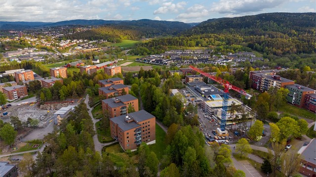 I tillegg til helt ny barneskole er Ellingsrud ungdomsskole under rehabilitering for å bli en moderne og attraktiv møteplass for hele nærmiljøet.