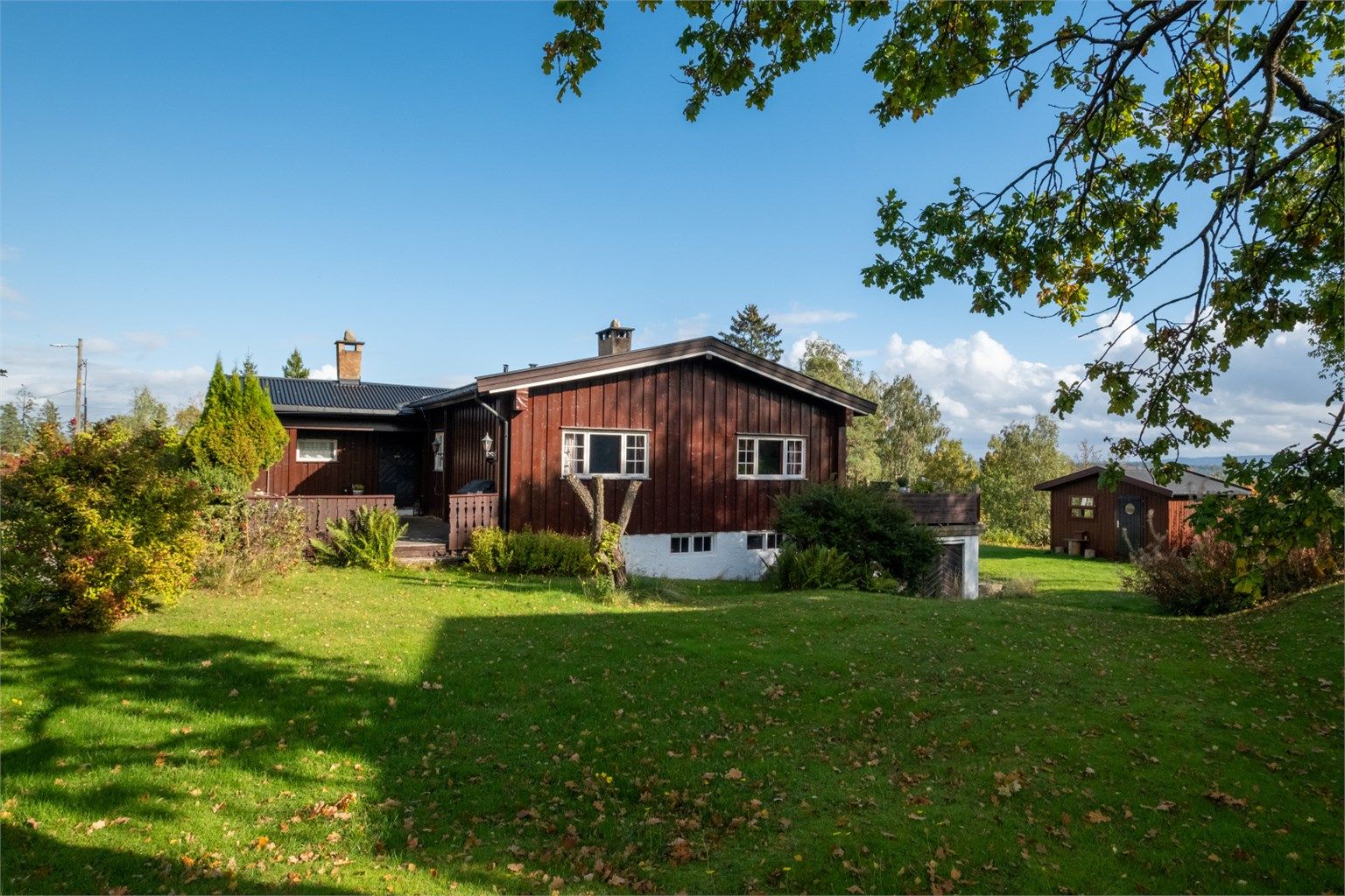 Her er det fantastiske solforhold fra tidlig morgen til sen kveld. Flat og opparbeidet tomt som gir god boltreplass til hele familien