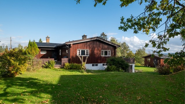 Her er det fantastiske solforhold fra tidlig morgen til sen kveld. Flat og opparbeidet tomt som gir god boltreplass til hele familien