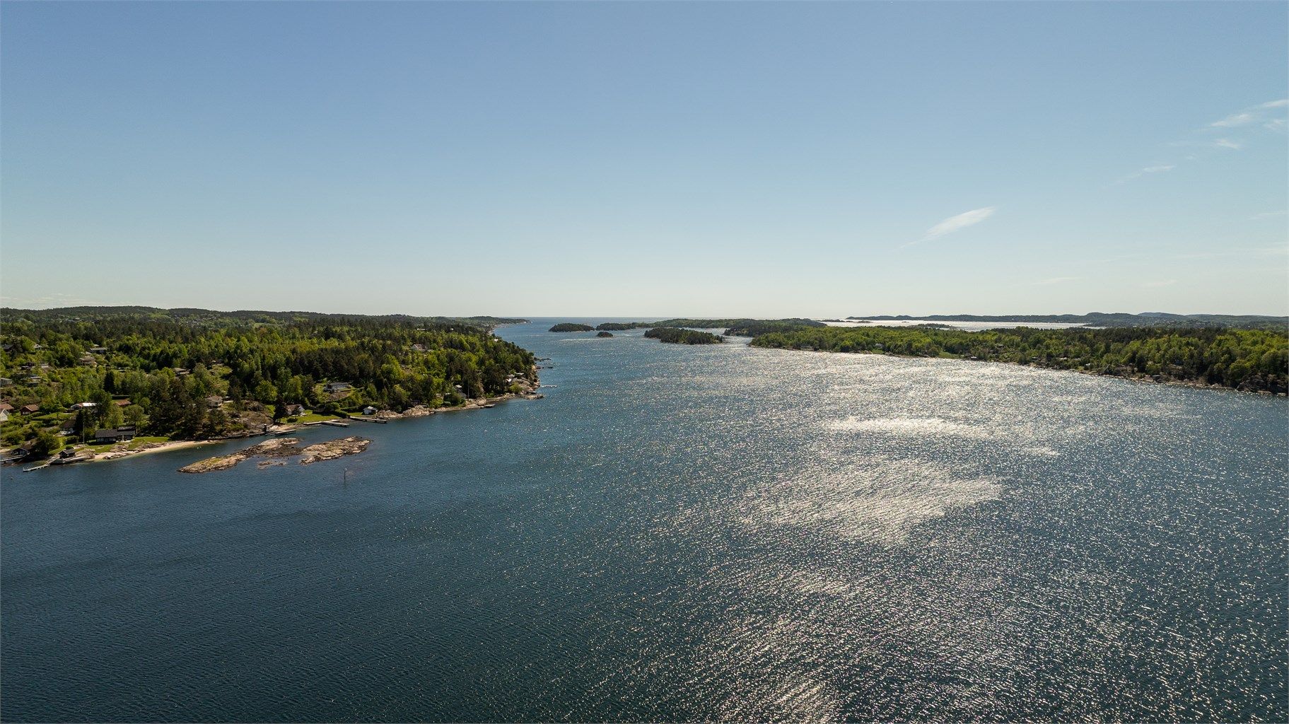Vidstrakt utsikt over skjærgården.