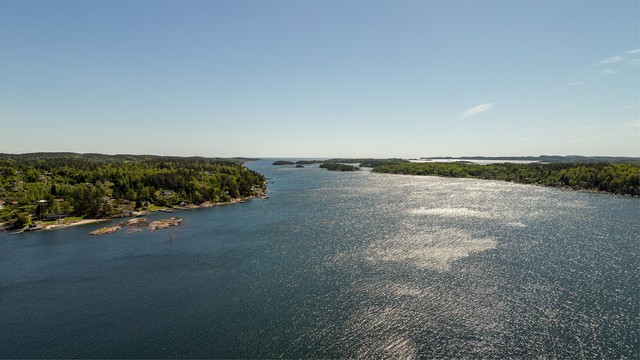 Vidstrakt utsikt over skjærgården.