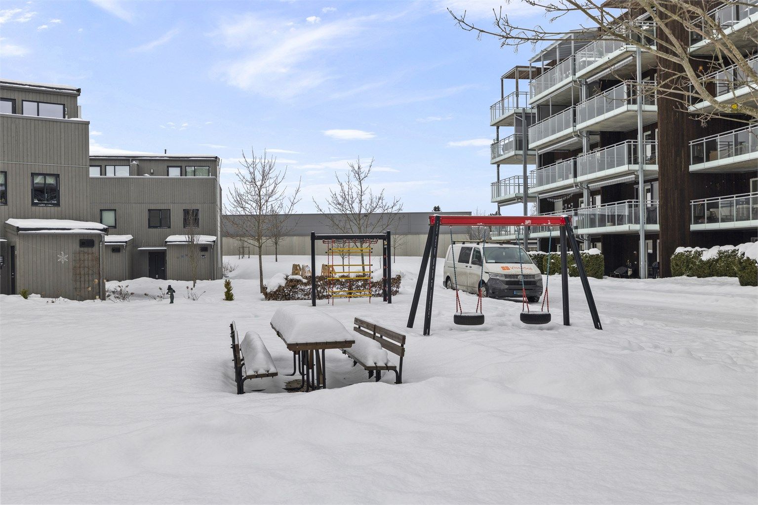 For barnefamilier er det lekeplass på fellesområdet og kort vei til Romsaas litteraturbarnehage.