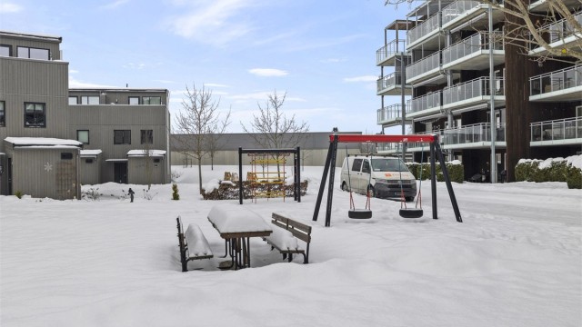 For barnefamilier er det lekeplass på fellesområdet og kort vei til Romsaas litteraturbarnehage.