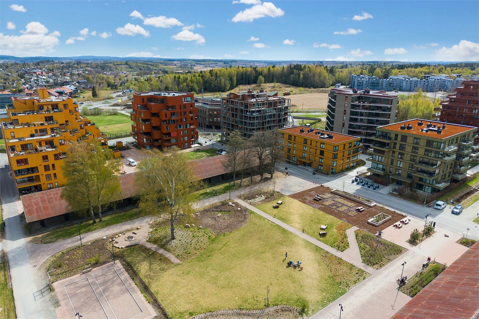 Magasinparken består av boligblokker med moderne arkitektur og opparbeidede fellesområder. 