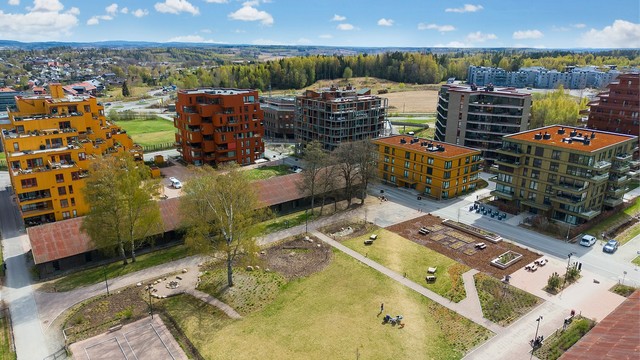 Magasinparken består av boligblokker med moderne arkitektur og opparbeidede fellesområder.