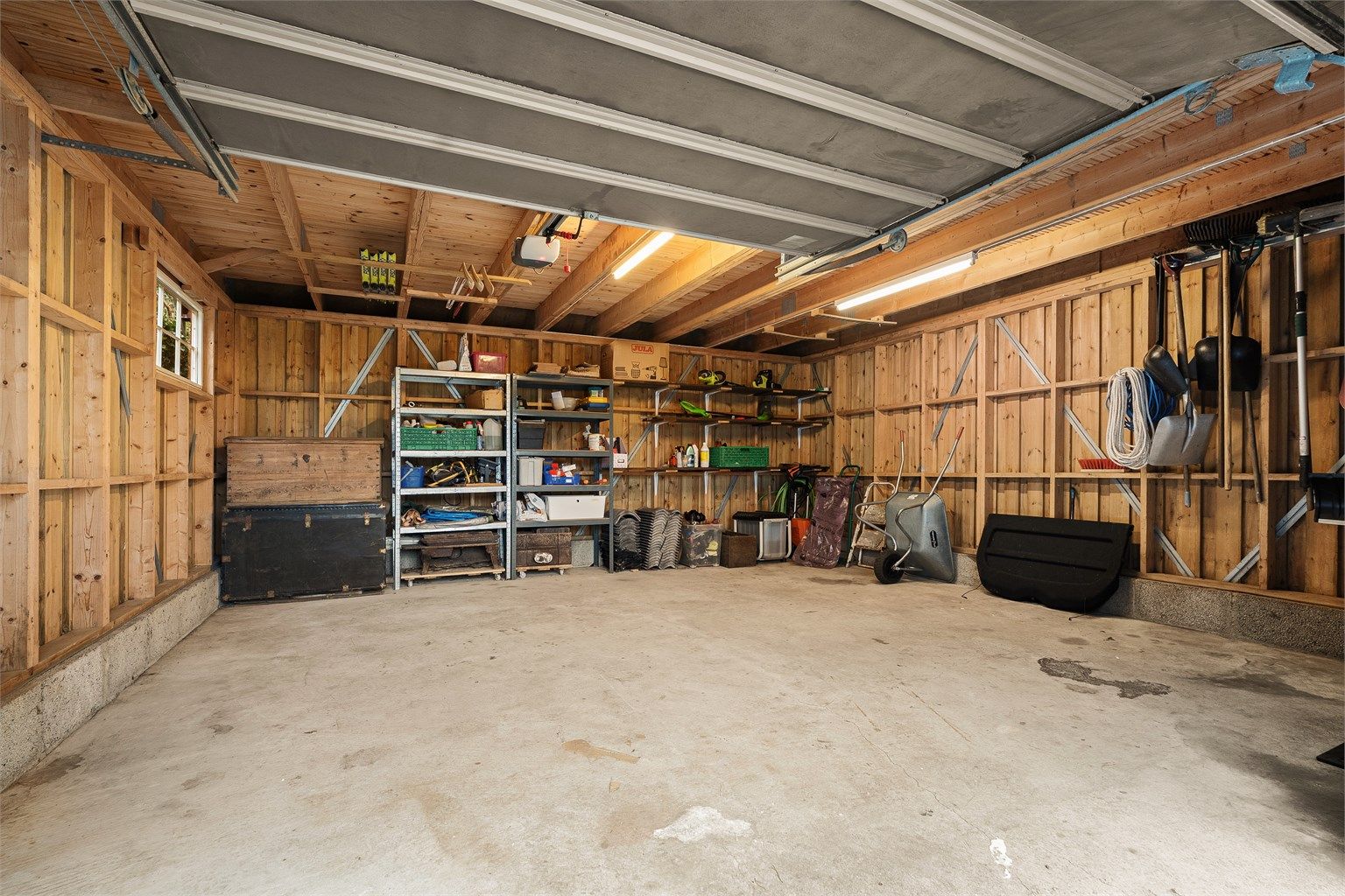 Garasje med plass til bil og lagring.