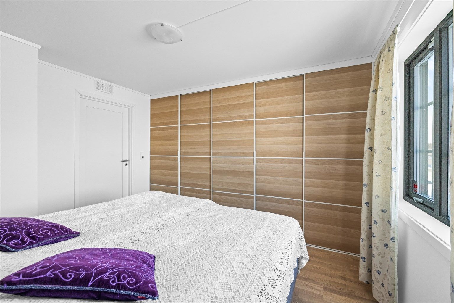 En ny, stor skyvedørsgarderobe gir rikelig med oppbevaringsplass på hovedsoverommet.
