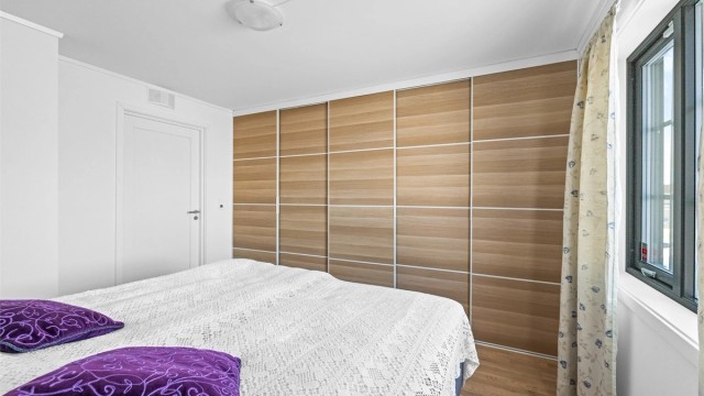 En ny, stor skyvedørsgarderobe gir rikelig med oppbevaringsplass på hovedsoverommet.