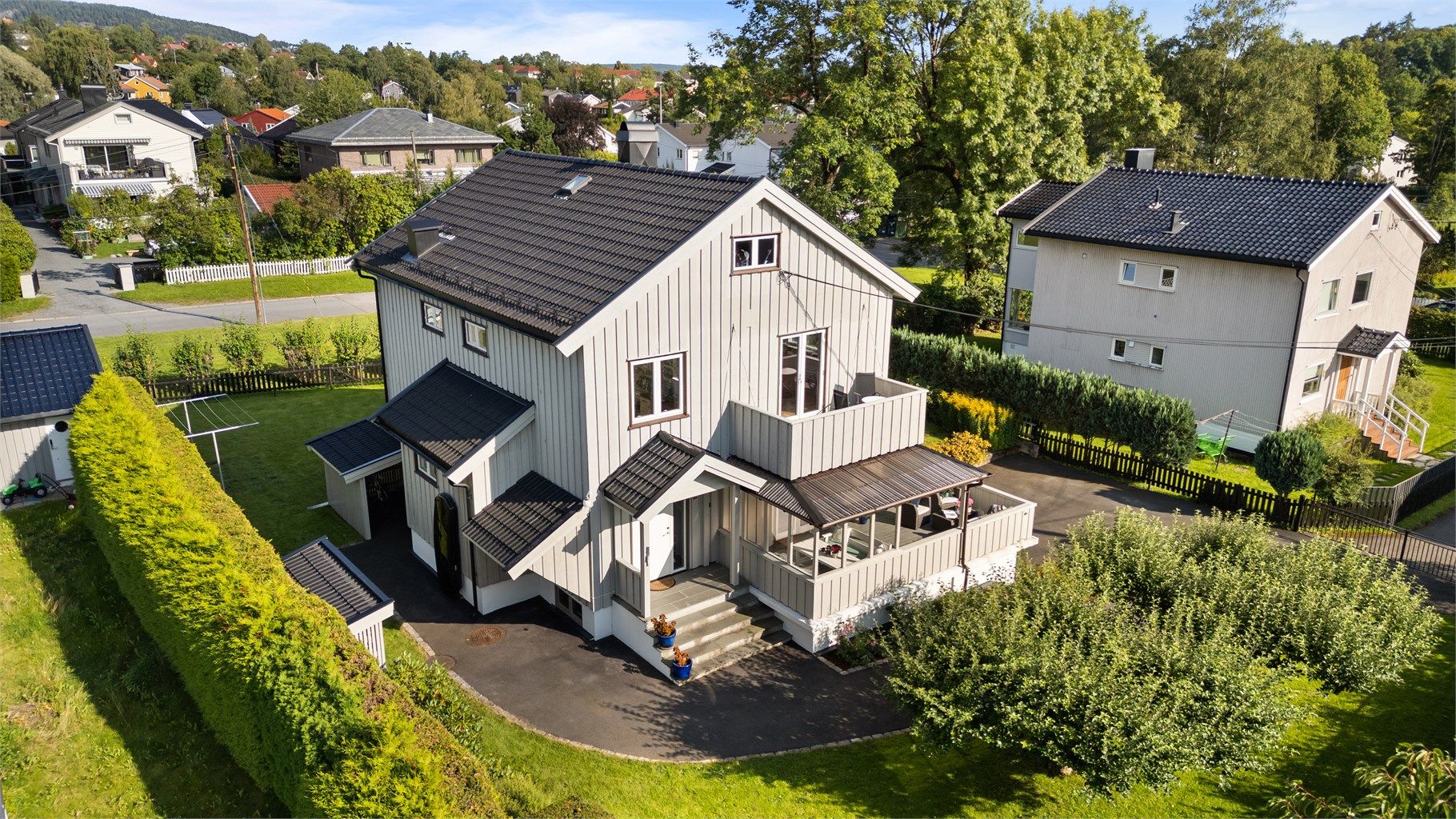 Eiendommen har en flott, solrik tomt og byr på rikelig med tumleplass for store og små. Stor, usjenert hage pent opparbeidet med plen, frukttrær, bærbusker og prydbusker.