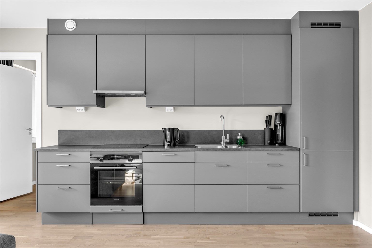 Lekkert, tidsriktig kjøkken fra Marbodal. Den mørke kjøkkeninnredningen gjør at ditt kjøkken skiller seg ut fra mengden av klassiske, hvite kjøkken, og bringer mer moderne stil inn i boliginnredningen.