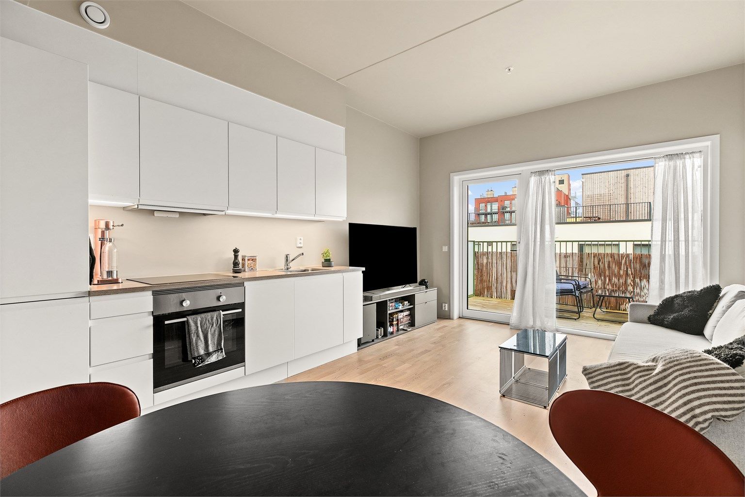 Leiligheten befinner seg i byggets 6. etasje og har store vindusflater som slipper inn godt med naturlig lys.