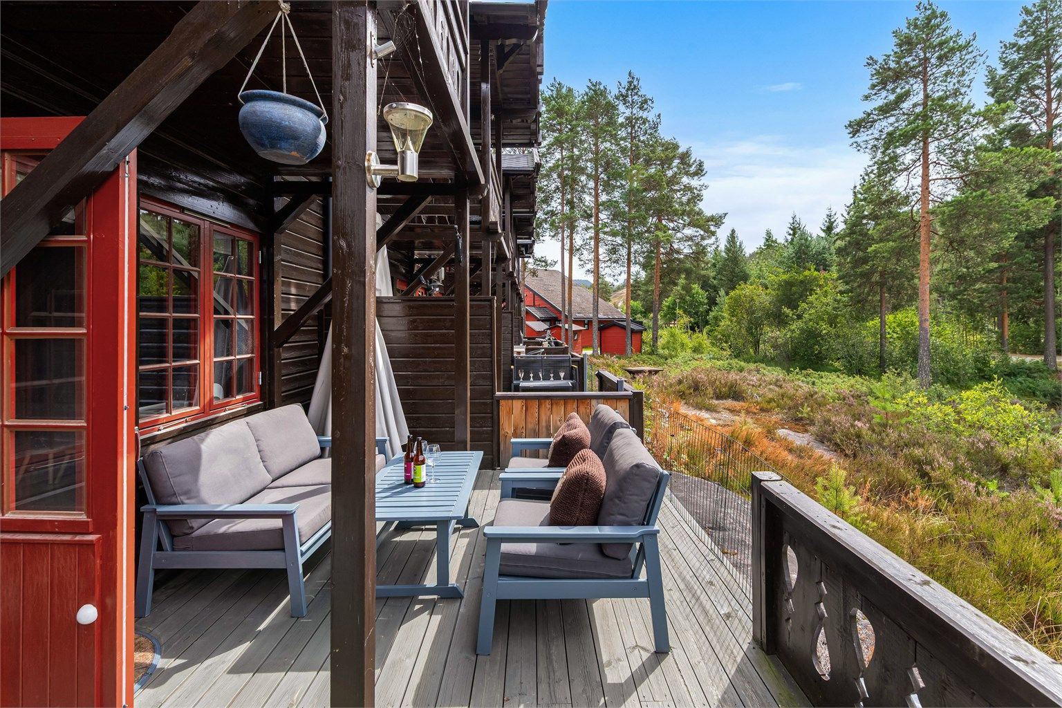 Den sydvestvendte terrassen er delvis overbygd og har god plass til sittegruppe.