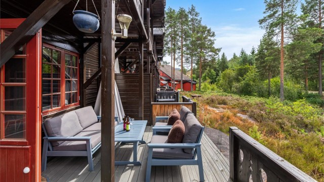 Den sydvestvendte terrassen er delvis overbygd og har god plass til sittegruppe.