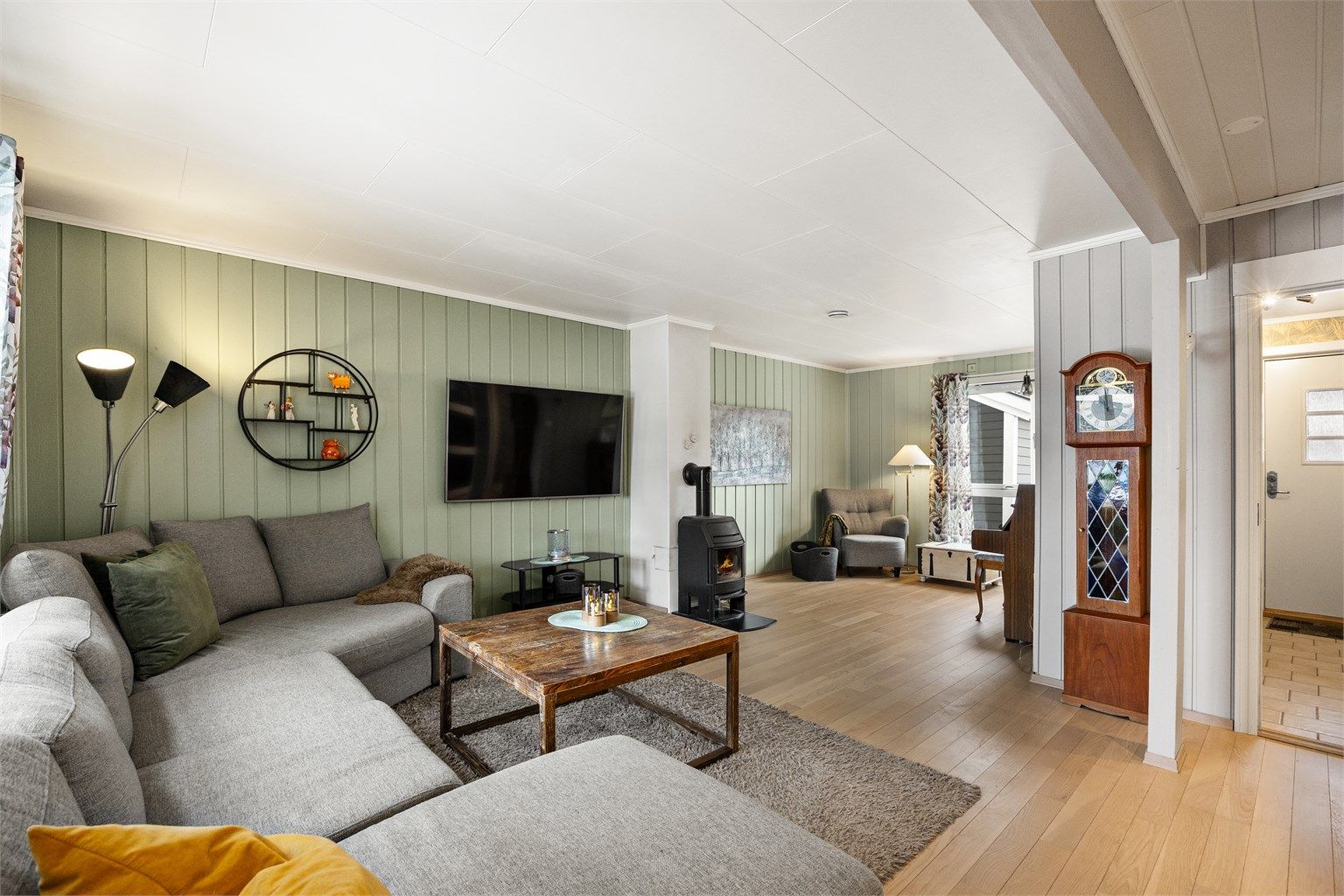 Stuen er romslig og har parkett på gulvet, som gir en gjennomgående og helhetlig følelse i hele oppholdsrommet.