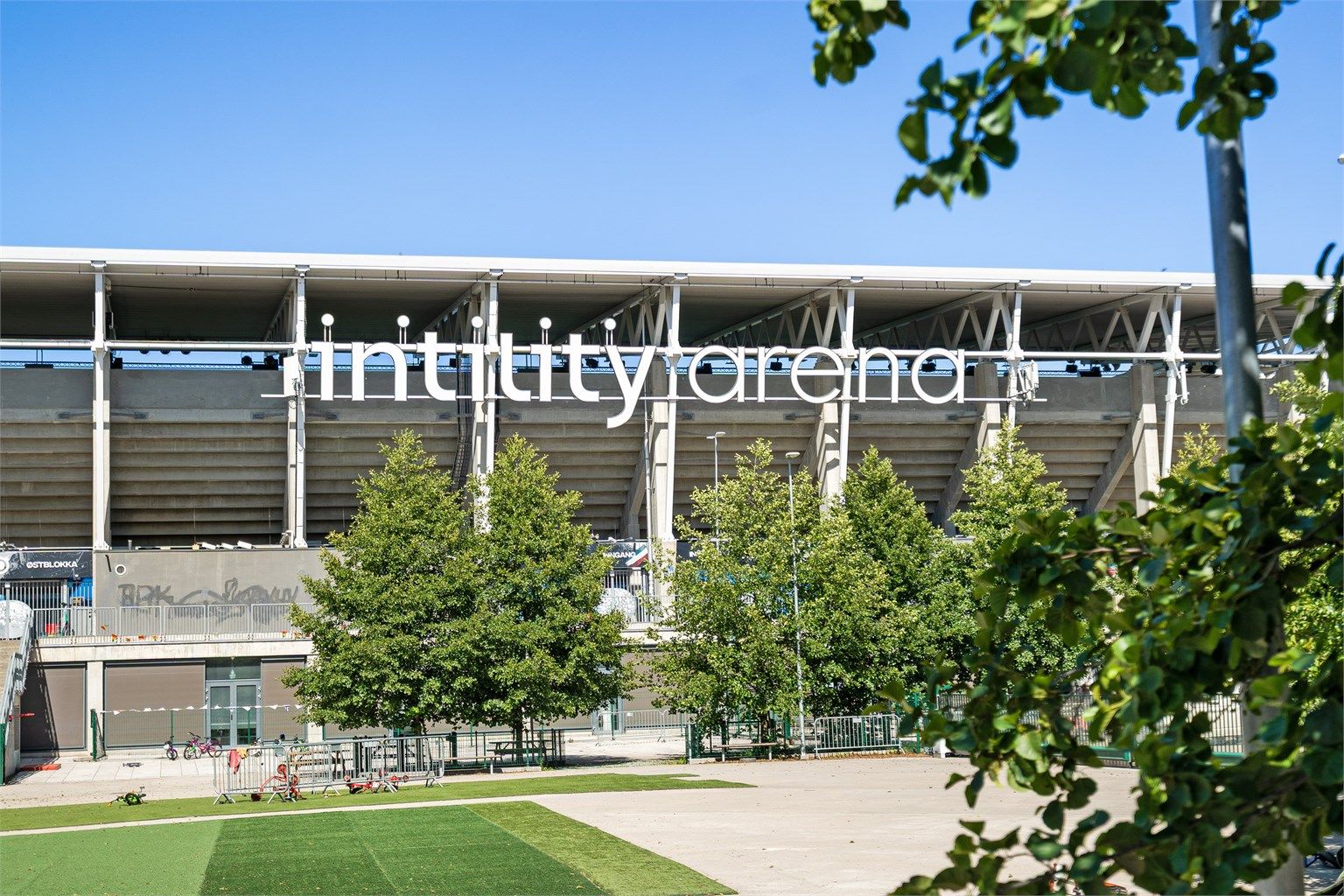 I nærområdet har man blant annet Intility Arena, hjemmebanen til Vålerenga. 