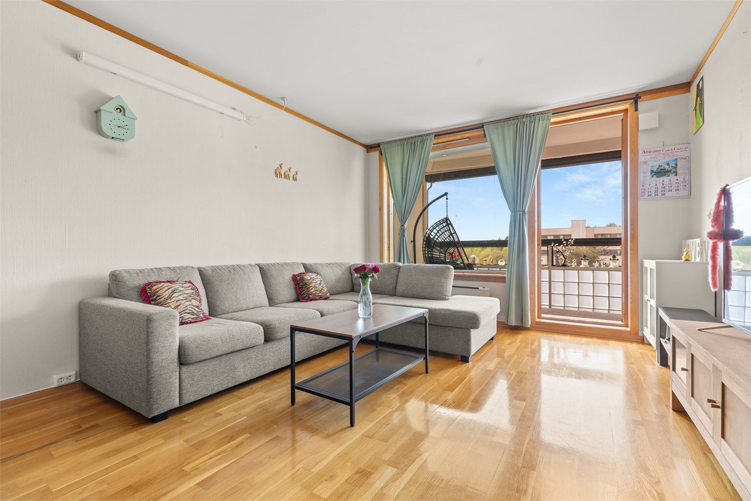 Det er store vindusflater som slipper inn rikelig med lys og som bidrar til å skape en luftig følelse i leiligheten.