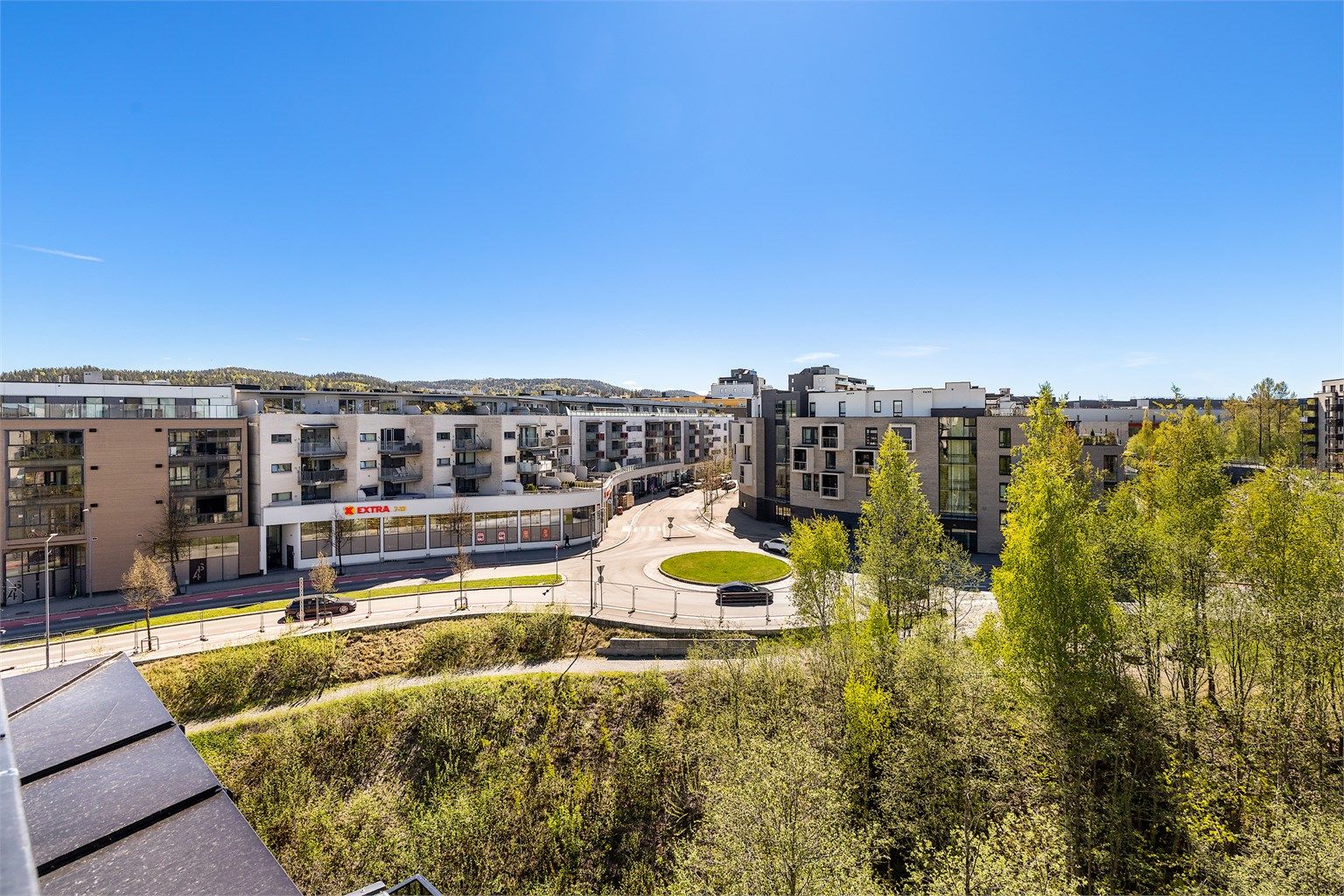 Langs den flotte Sagelva kan man gå på hyggelige turveier og hvile på benker langs elven