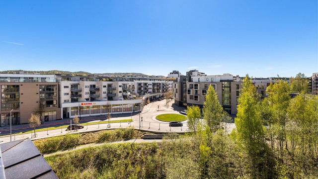 Langs den flotte Sagelva kan man gå på hyggelige turveier og hvile på benker langs elven