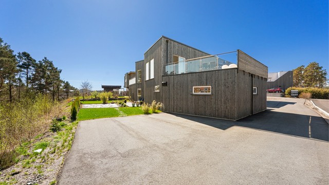 Asfaltert plass bak garasjen til biler, båthenger, tilhenger eller gjester?