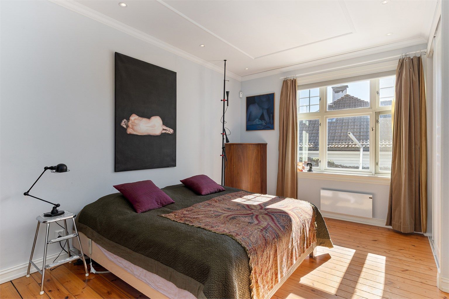 Hovedsoverommet med god plass til dobbeltseng og garderobe