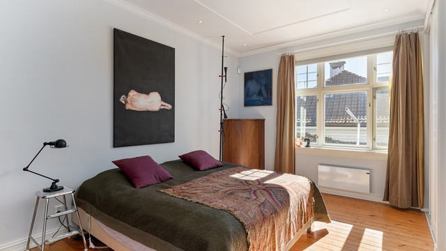 Hovedsoverommet med god plass til dobbeltseng og garderobe