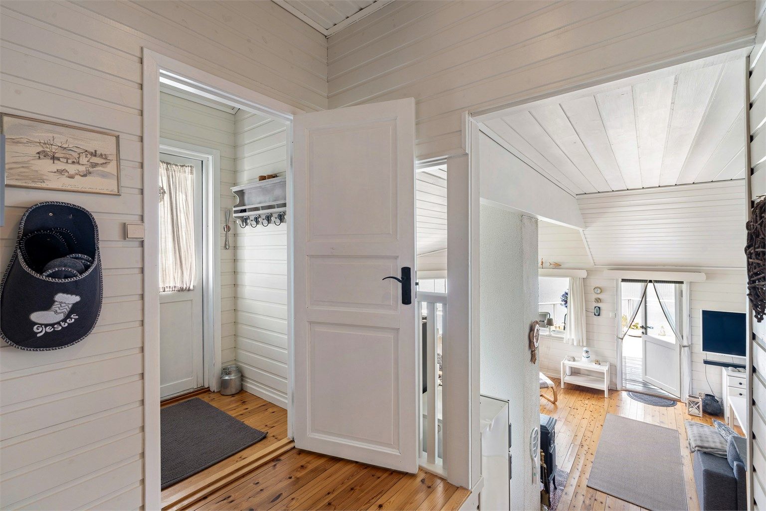 - Velkommen inn. En fin hytte med to soverom, åpen stue/kjøkken løsning, bad og wc-rom. -